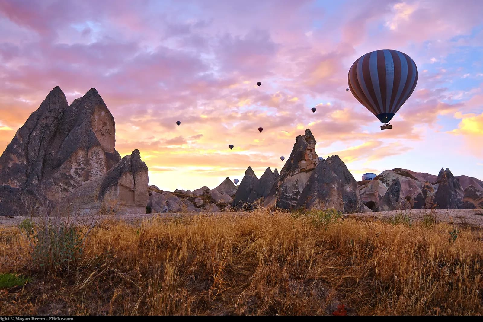 Kapadokya’da gün doğumunda sıcak hava balonları